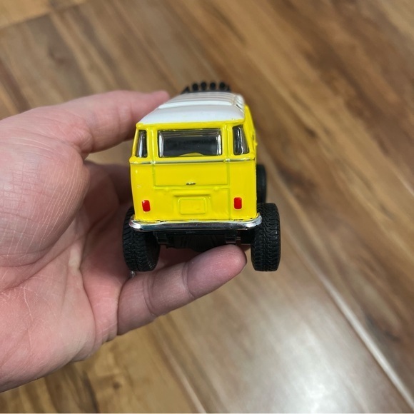 Volkswagen Van Samba Maisto 4x4 Rebels scale 1/40 Yellow VW Toy Car Lifted‎ - Picture 8 of 9